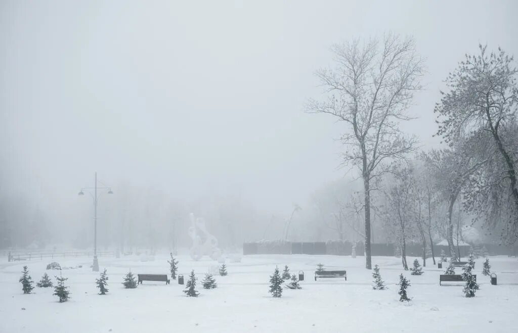 Туман зимой в городе. Зимний туман в городе. туман зима город. туманный зимний город.