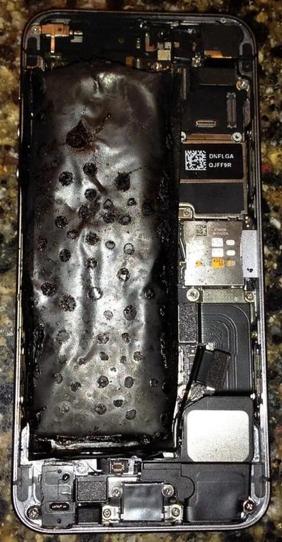 Батарея на айфон 5s. Аккумулятор айфона 5 внутри. Айфон 5s изнутри. Айфон сгорел.
