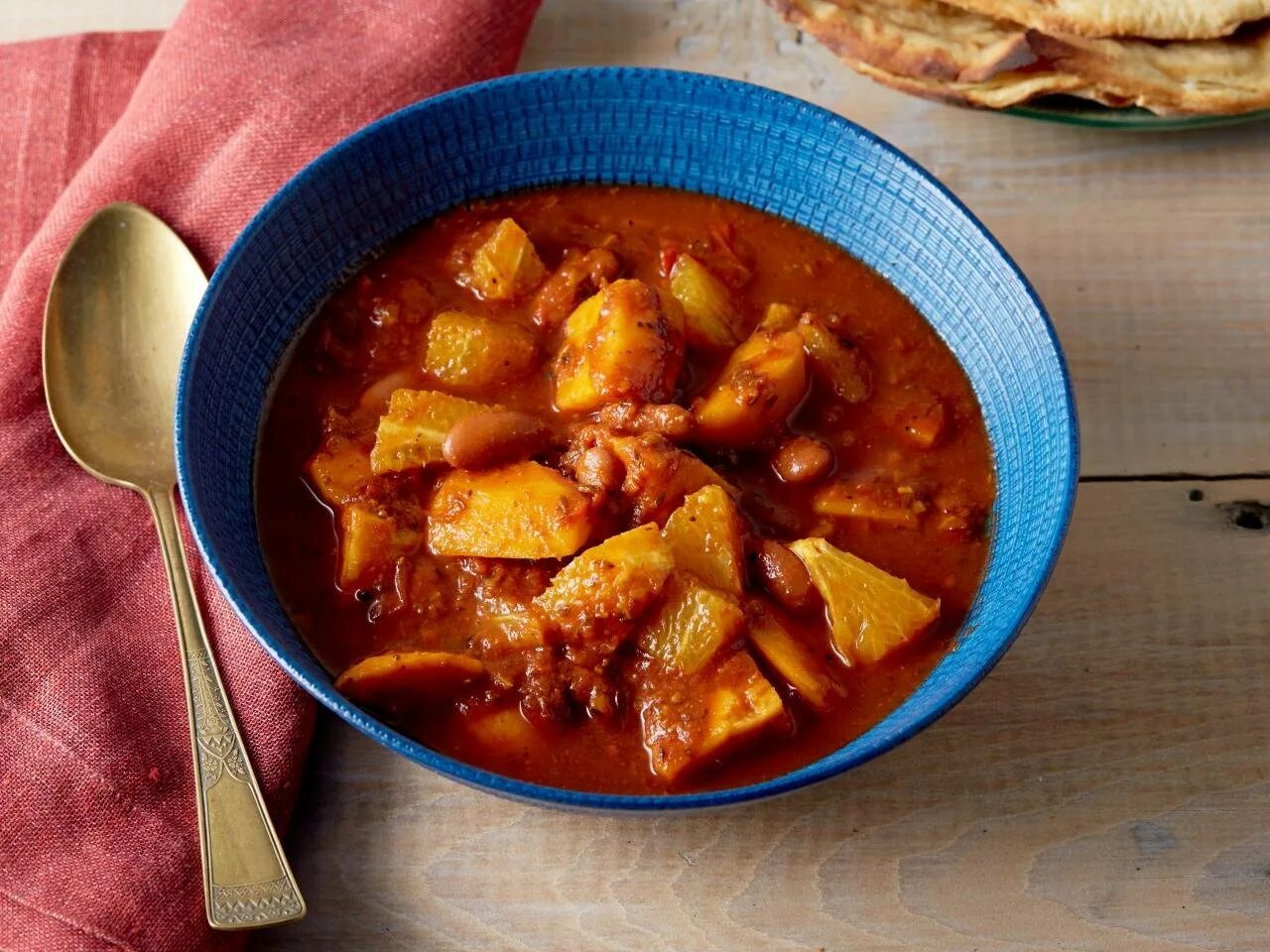 Картошка с фасолью в томатном. Тушеная картошка с фасолью. картофель тушеный с фасолью. картошка в томатном соусе. тушеная картошка в томатном соусе.