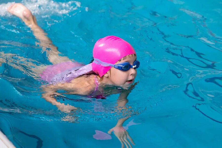 Девушка плывет в бассейне. Плавание девушки. Плавание девушки. В бассейн начали. Пловчиха в бассейне.