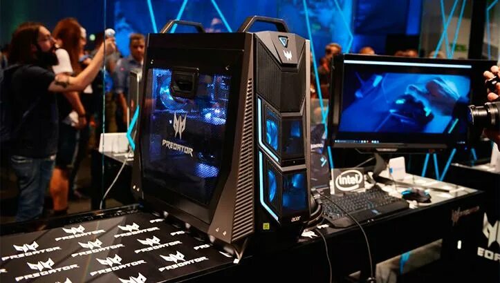 Show new computer. Красивый игровой компьютер. Компьютерный класс. Старый и современный компьютер. Игровой компьютерный клуб.