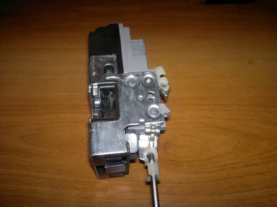 Замок двери 1118 передний левый. Замок калина левый передний 5 контактов. Механизм двери передний левый 1118. Замок задней двери калина 2 с электроприводом. Замок двери передней 2190.