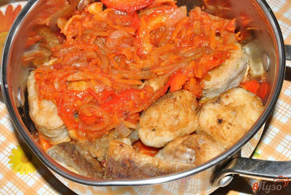 Тушеная рыба. Рыба тушеная с овощами. Рыба тушёная с овощами на сковороде. Рыба тушёная с овощами в томатном соусе.