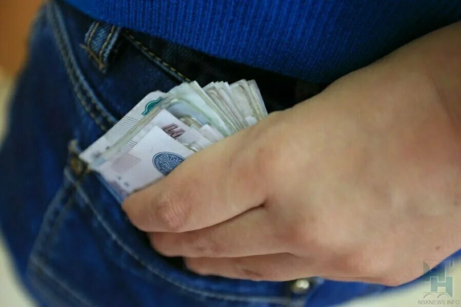 Ворует деньги. Украл деньги. Парень ворует деньги. Карманный вор. Парень ворует деньги.