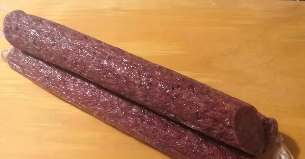 Вареная колбаса с оливками. Колбаса полукопченая. Andalus колбаса. Копчение колбасы. Мясные продукты.