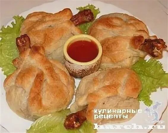 Курица с сыром в слоеном тесте. Куриные ножки в слоеном тесте. курица с гриба в слоеном тесте в панировочных сухарях.