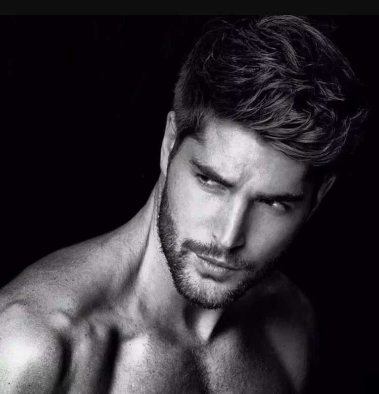 Задумчивый парень. Модель francis cadieux. Мужского мужика. Красивые мужчины брюнеты. Красавчик.