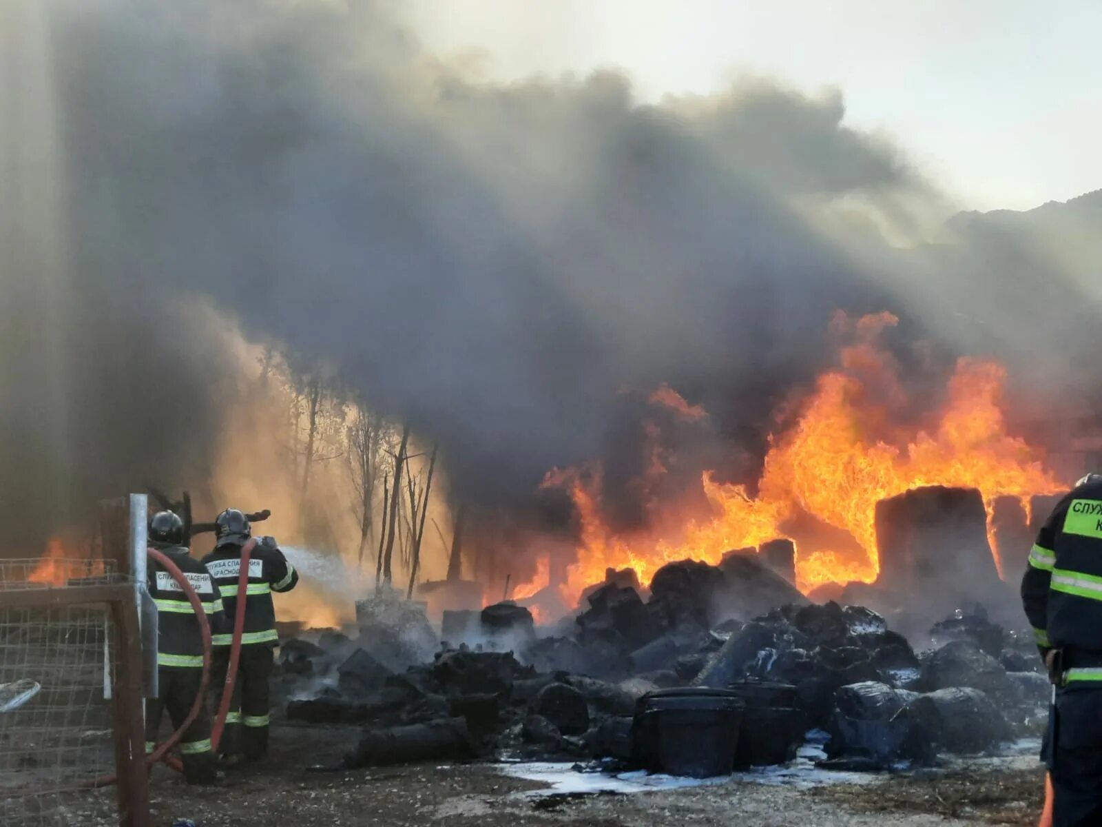 Что сейчас горит в краснодаре сегодня. Огромный пожар. пожары в краснодарском крае. пожар в краснодаре сейчас. пожар посёлок пригородный.