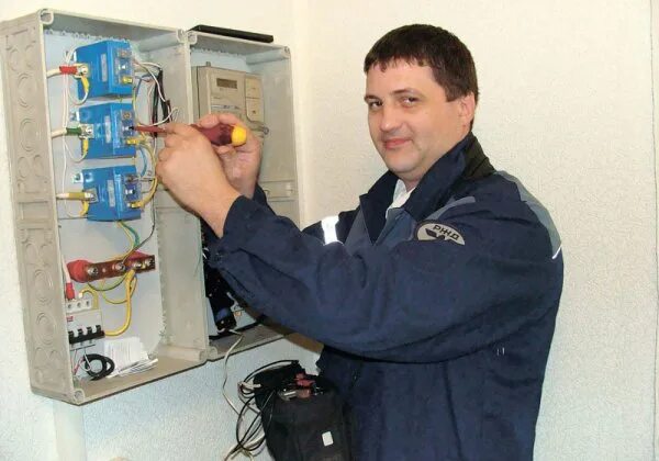 Электромеханик владивосток работа. Электромеханик владивосток работа. Профессия старший электромеханик сцб. Электромеханик лифтов. Электромеханик телевидения (радиовещания).