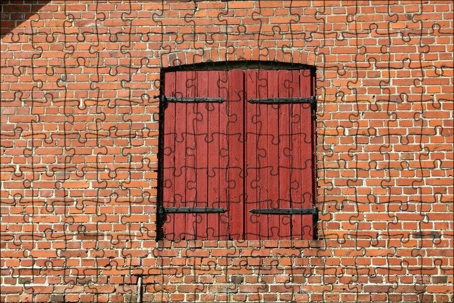 Кирпичная стена с окном. Кирпичная стена с дверью. Красная дверь и кирпичная стена. Окно на красной кирпичной стене.