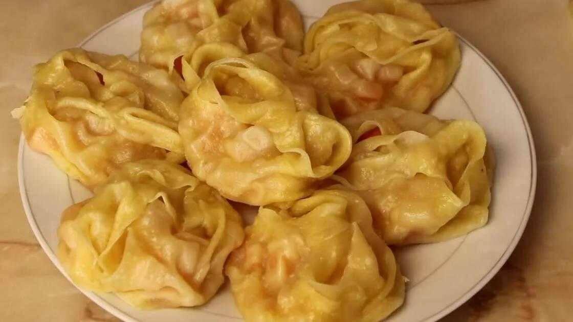 Манты с мясом тыквой и картошкой. Манты с тыквой. манты с тыквой и мясом. манты с тыквой и картошкой. манты с тыквой и мясом по-узбекски.