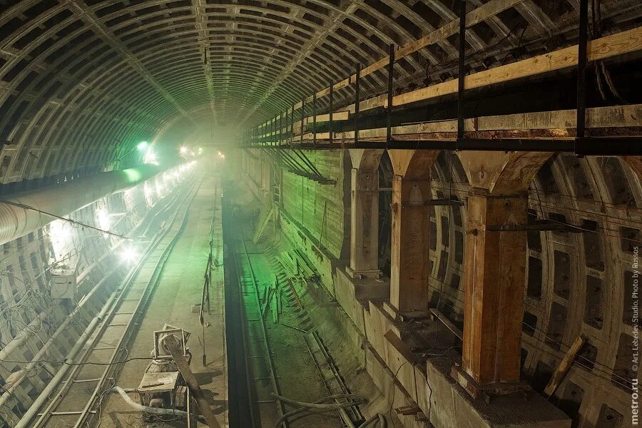 Наклонный туннель метро Путиловская. Станция метрополитена глубокого заложения СПБ. Нижегородский метрополитен метромост. Станция метро Международная стройка. Строитель метрополитена