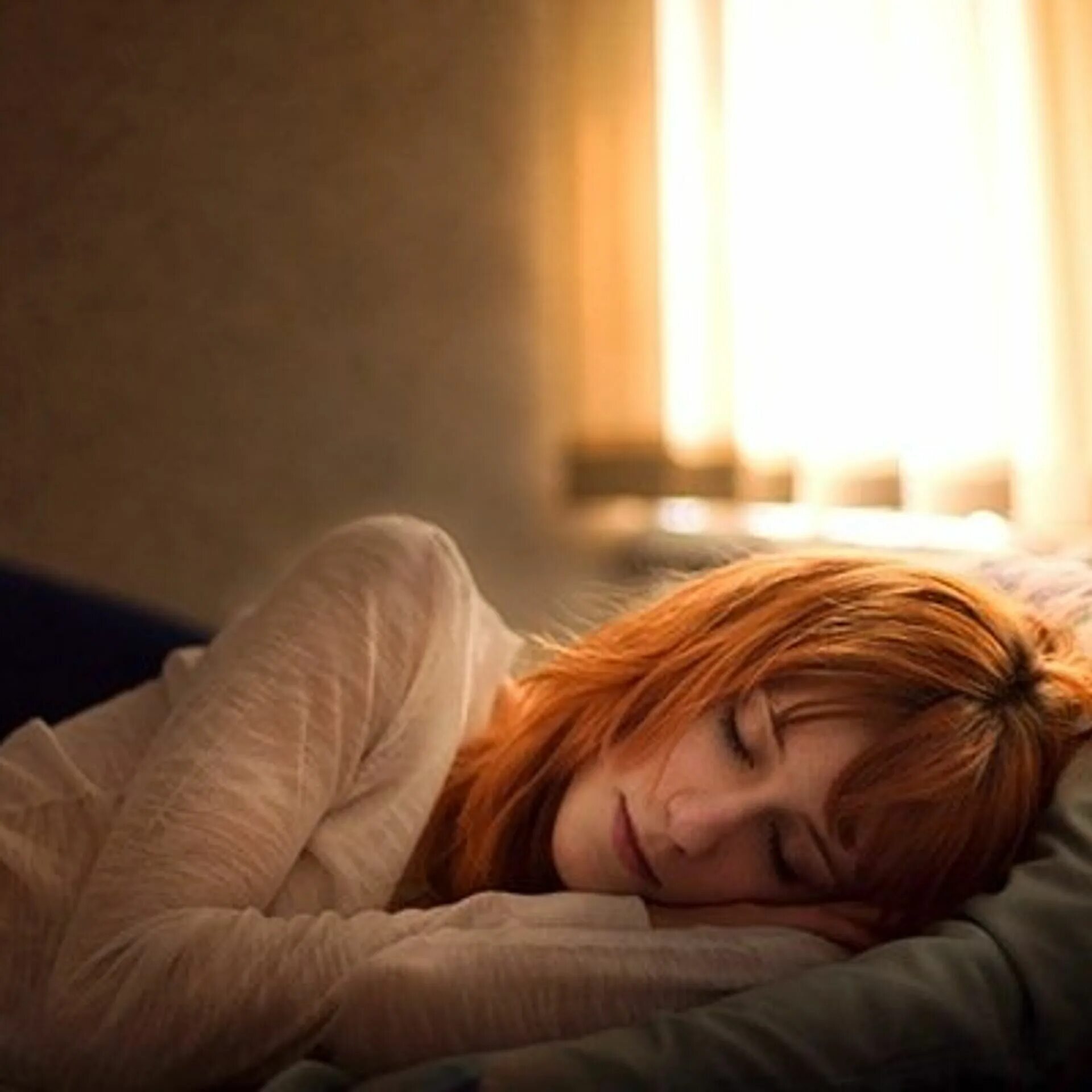 Девушка засыпает. Рыжая девушка на кровати. Красивая рыжая спит. Девушка спит в кровати. Аниме рыжая девушка.