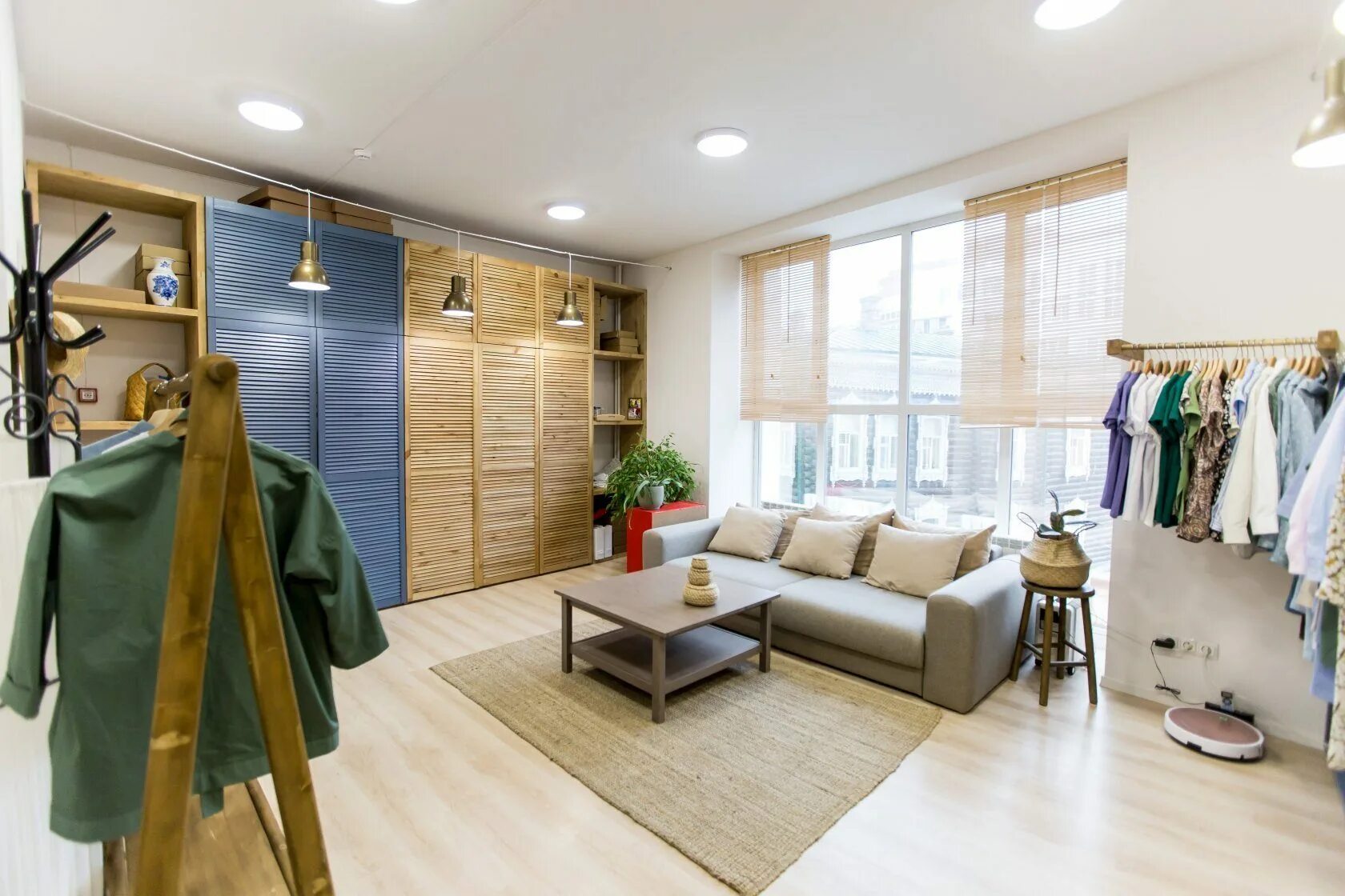 Интерьер шоу румов. Интерьер шоу рума. Интерьер шоу рума. Интерьер шоу румов. Шоу рум одежды.