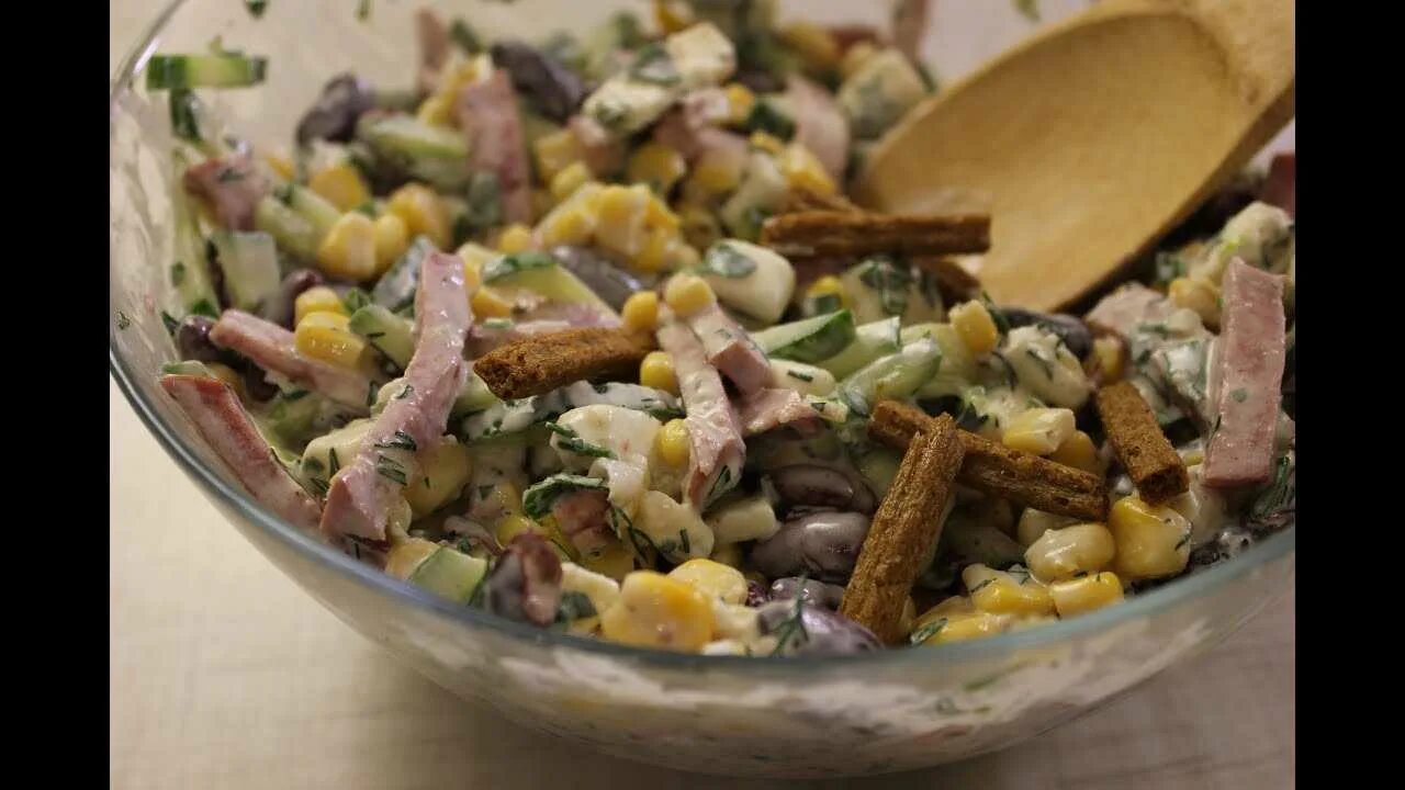 Салат из фасоли кукурузы огурцов. Салат с фасолью и сухариками и кукурузой. салат с сухарями и кукурузой и фасолью. салат с красной фасолью и кукурузой с сухариками. салат из сухариков и фасоли и кукурузы и колбасы.