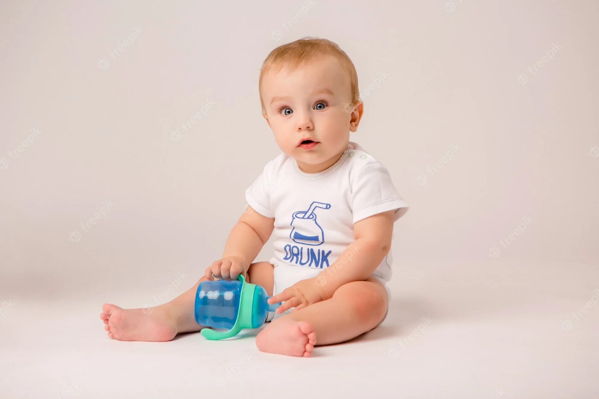 Малыш сидит. Младенец 8 месяцев. 8 месяцев ребенку. 6 месяцев ребенку. Ребёнок 8 месяцев фото в студии.