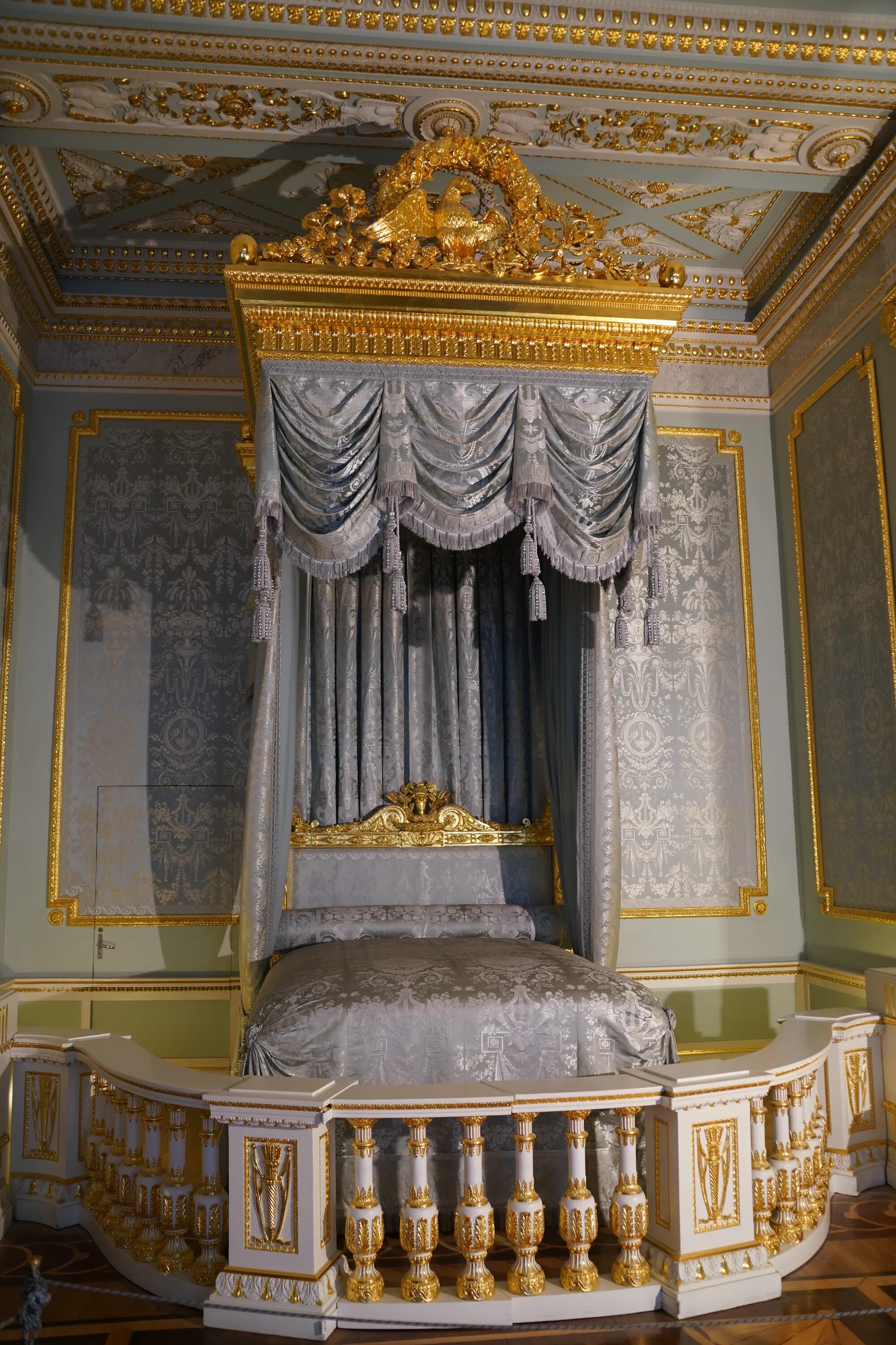 роскошная кровать с балдахином. королевская кровать 18 века франции. царское ложе. спальня людовика в стиле барокко. версальский дворец внутри.