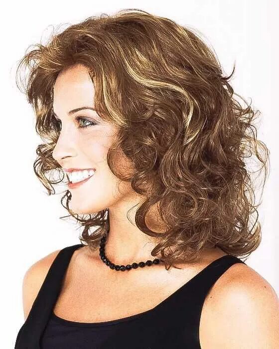 Стрижка каскад 2021 на средние волнистые волосы. Анналинн маккорд стрижка. Стрижки на кудрявые волосы. Стрижки для курчааых волос. Стрижка каскад для кудрявых волос 2022.