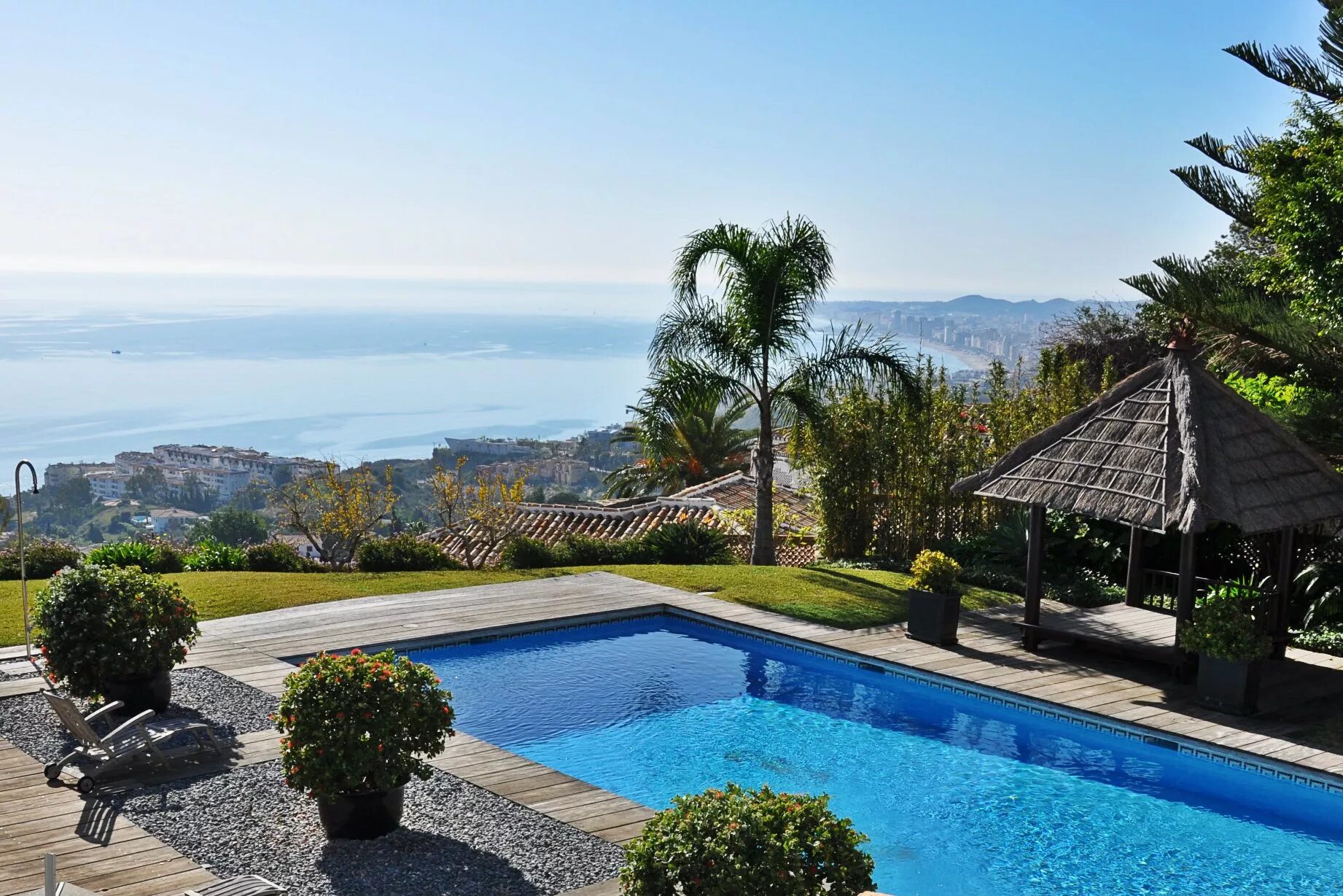 Дом на амальфи. Вилла у моря. На вилле. Вилла у моря. Вилла с бассейном у моря.