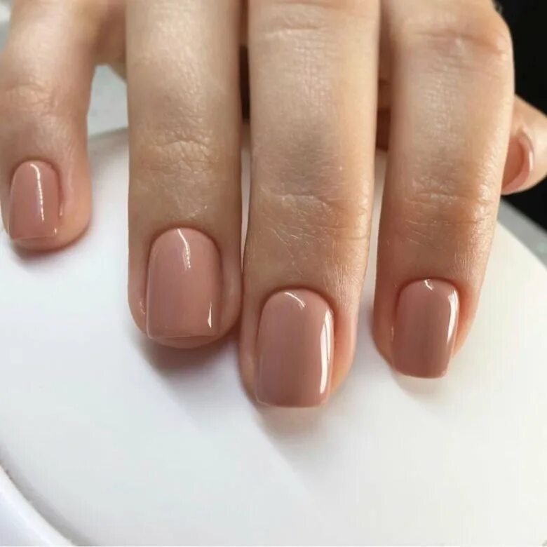 Цвет на короткие ногти 2024. Однотонный маникюр. Градиентный маникюр. Маникюр в розовых тонах геометрия. Маникюр в сиреневых тонах.