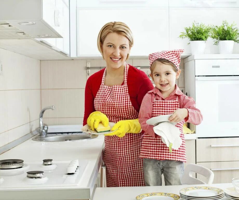 Много помогать по дому. Помогаем маме. Дети помогают родителям. Помогать маме по дому. Домашние дела мамы.