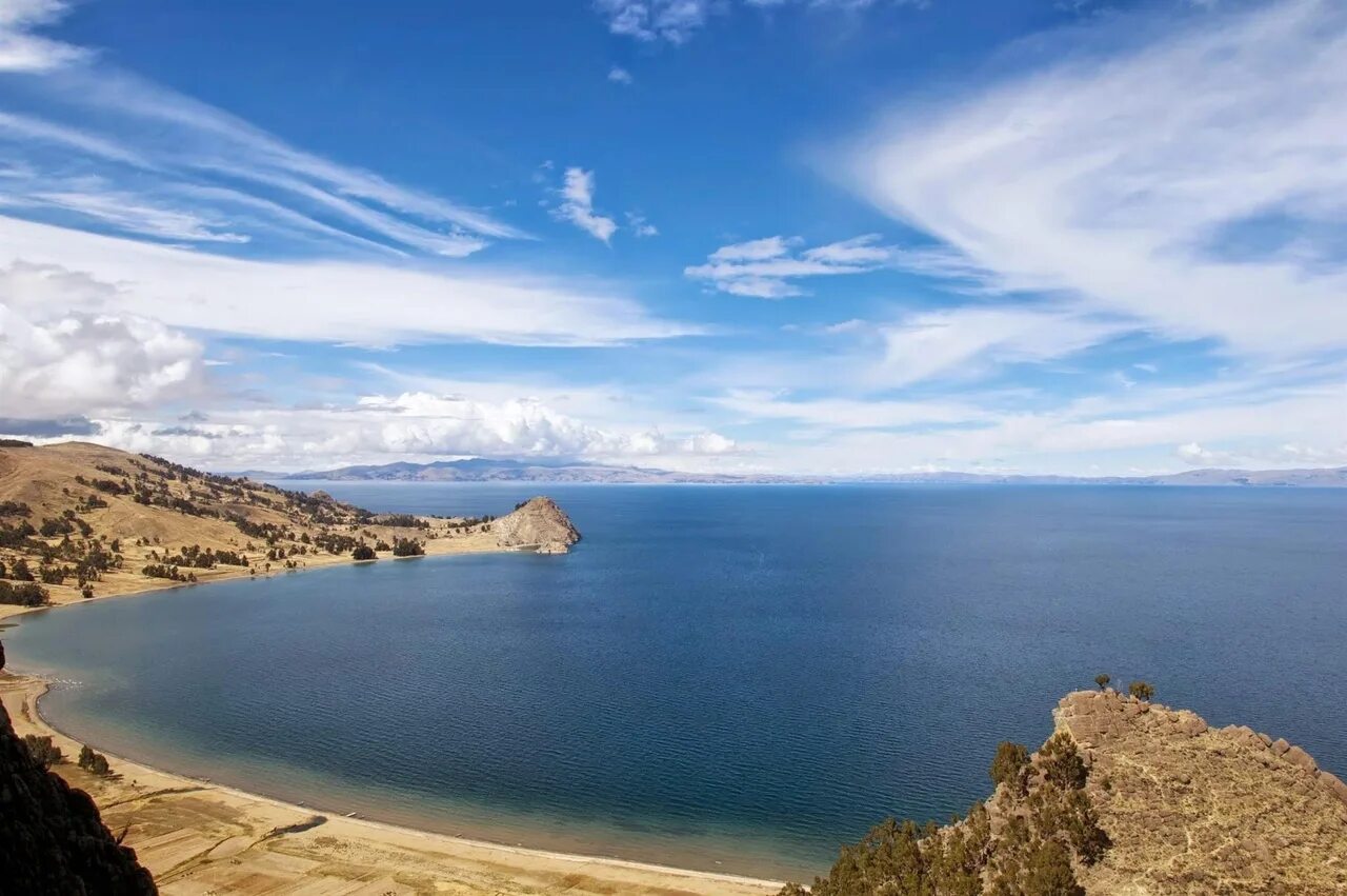 Высокогорное озеро титикака. Высокогорное озеро титикака. Высокогорное озеро титикака. Что такое титикака. Озеро титикака перу.