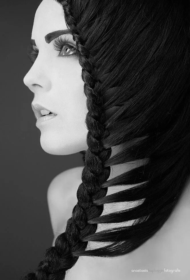 Брюнетка с косой. Красивая брюнетка с косами. Девушка брюнетка с косами. Красивые причёски на длинные волосы. Красивые актрисы брюнетки.