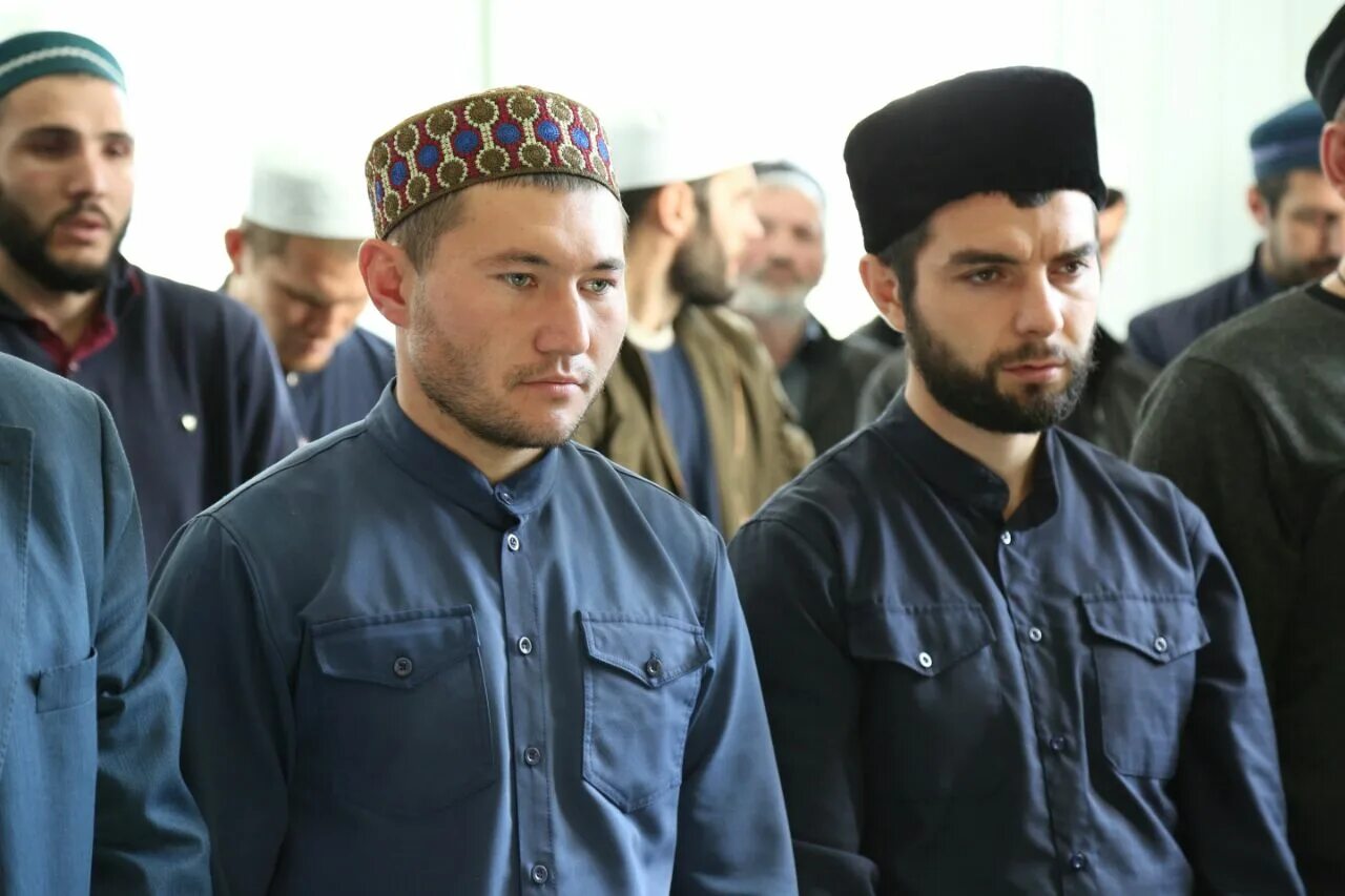 Азан в кизилюрте 2022. Азан в агвали. Имам села агвали. Азан в агвали. Азан в агвали.