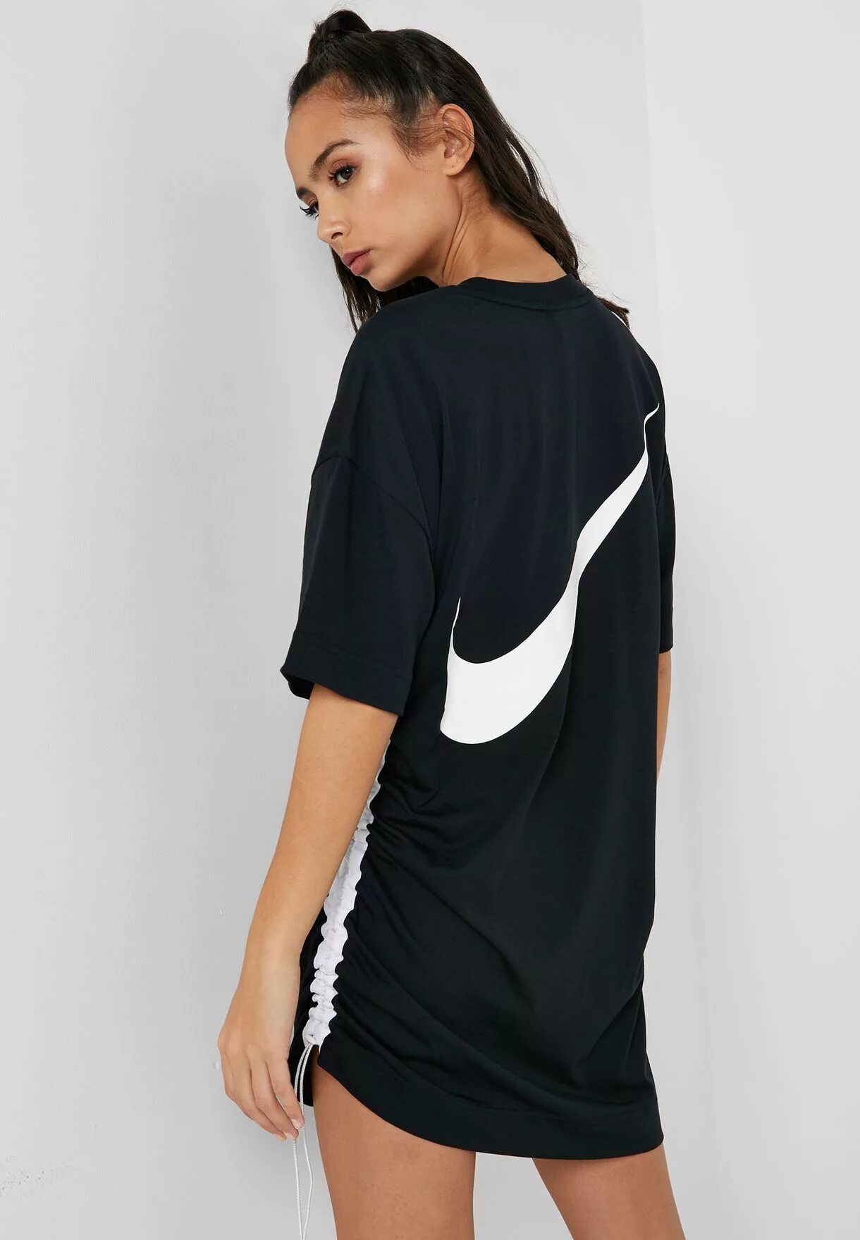 Платье найк. Платье Nike Swoosh. Nike Sportswear Swoosh женское платье. Спортивное платье найк. Платье футболка Nike.
