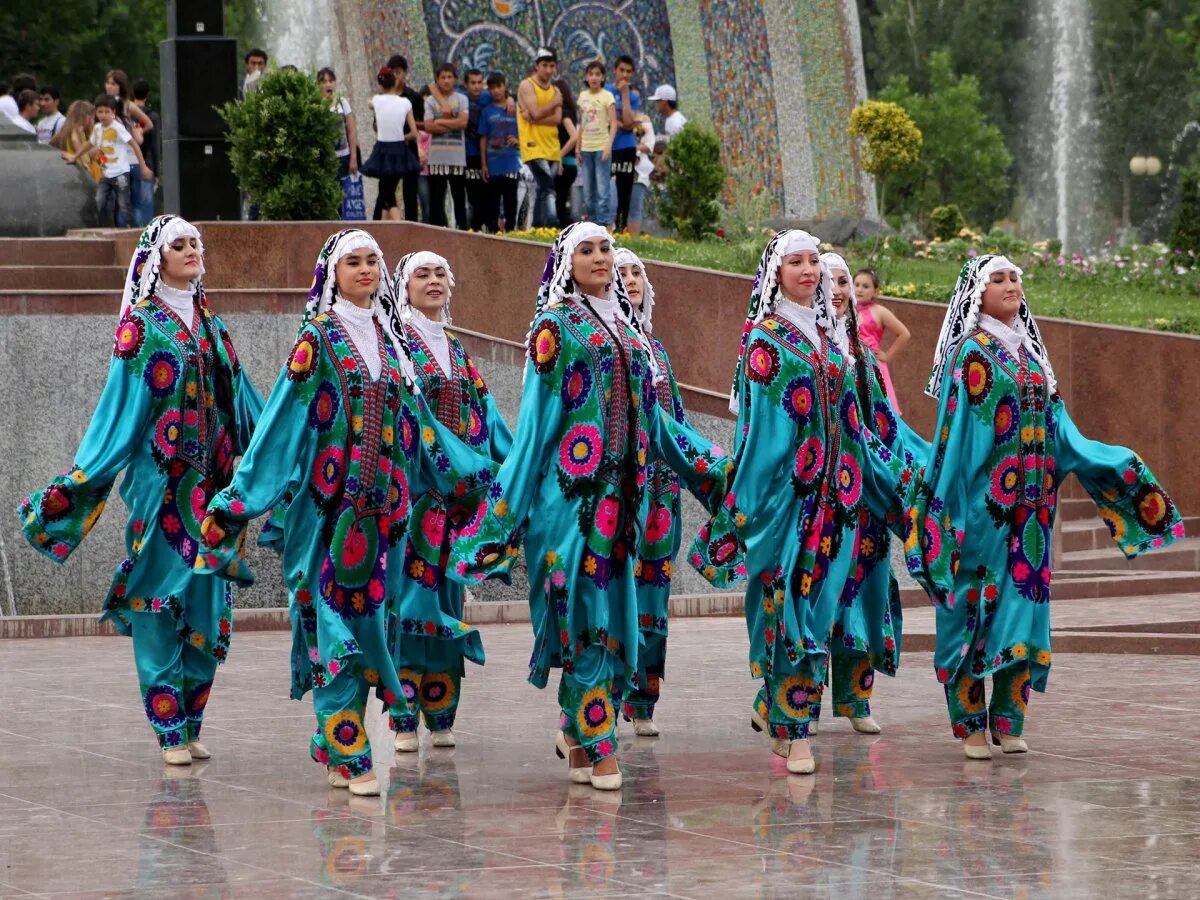 Памиро-Ферганская раса узбеки. Национальные танцы Таджикистана. Таджикские костюмы для танцев. Таджикский танцевальный костюм. Аудио таджикский