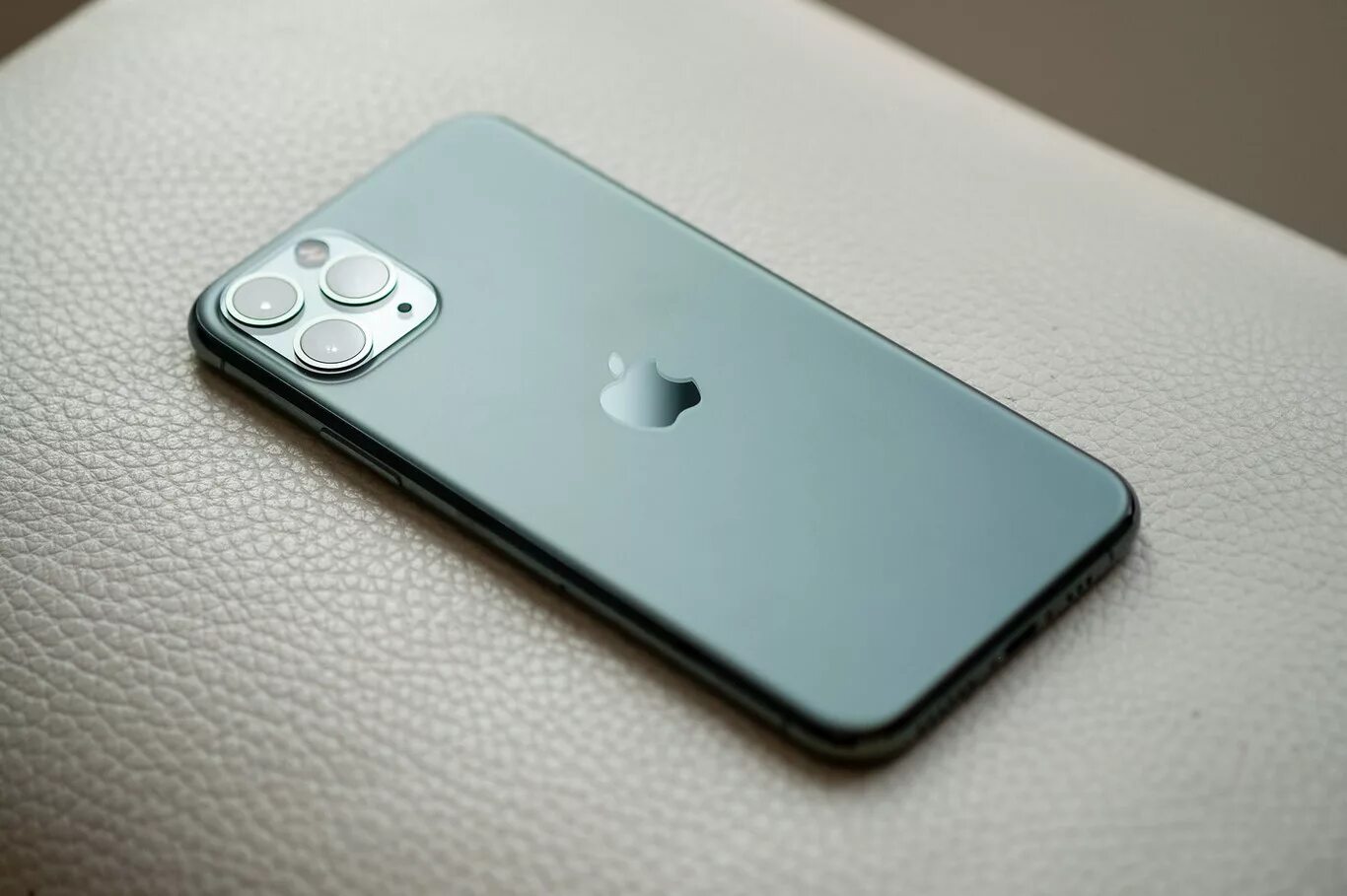 Айфон 11 с рук. Iphone 11. Айфон 11 256 ГБ. Айфон 12 на столе. Айфон 11 на столе.