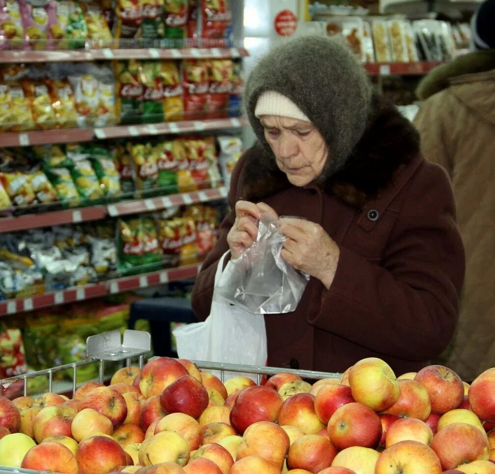 Бабка в магазине. Бабуля в супермаркете. Бабка с продуктами. Старушка в супермаркете.