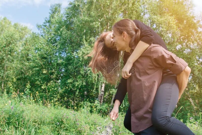 Парень катает девушку. Девушка катается на парне. девушка катается на парне верхом. девушка катает парня на себе. парняткатает на себе девушка.