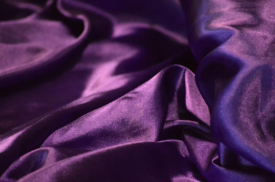 Ткань снизу. Атлас сатин Силк. Королевский пурпур цвет. Фиолетовый шелк. Фиолетовая ткань.