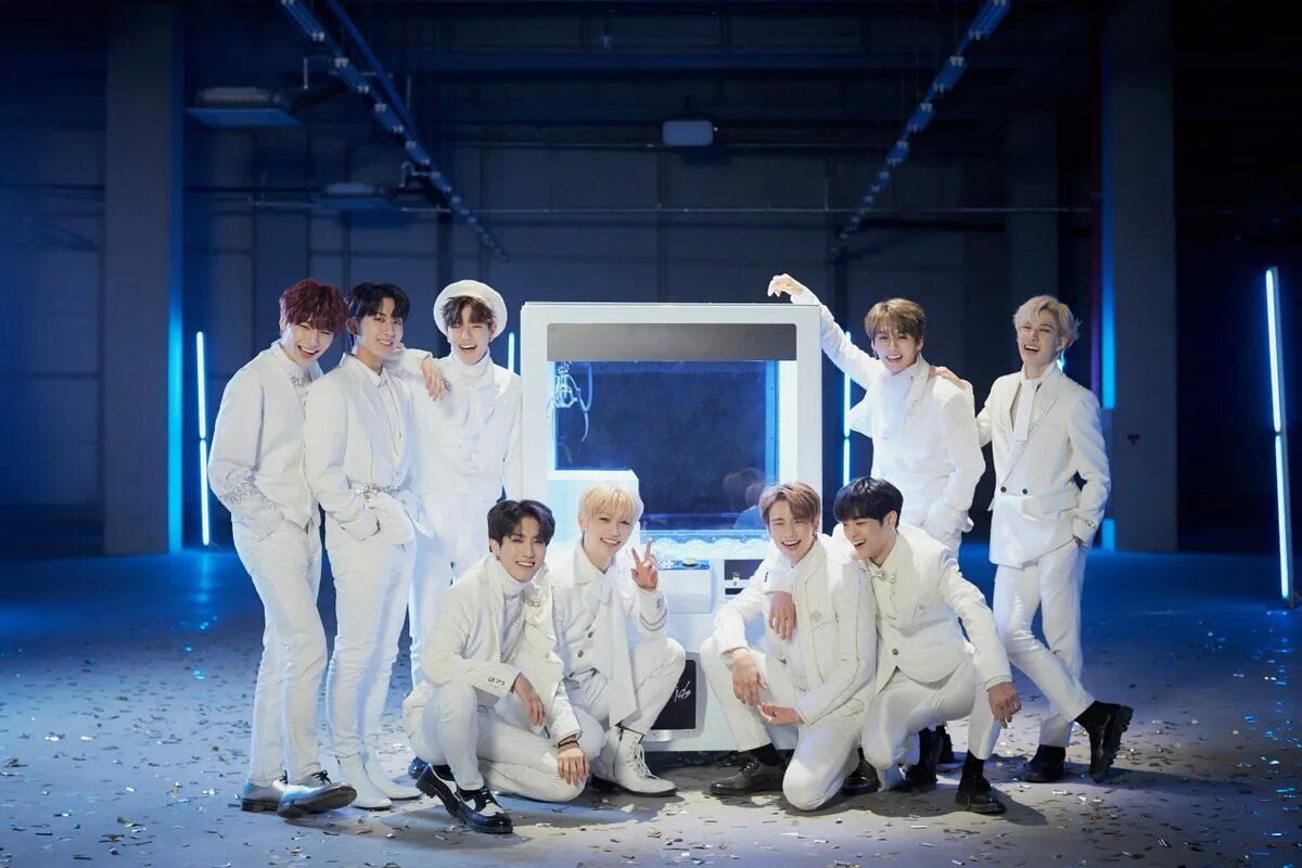 Скз группа кпоп. Stray kids с оружием фотосессия. Шоу stray kids 2019. Stray kids kbs. Автографы группы stray kids.