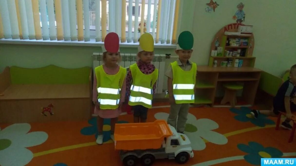 Детям о транспорте. Машинки в детском саду. Ширма автобус в детском саду. Сюжетно-ролевая игра водитель. Игрушки для сюжетно ролевых игр детские.