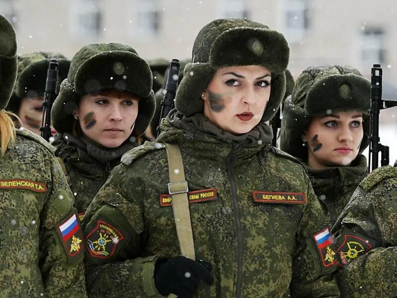 Военнообязанные лицо. Женщины военнослужащие. Женщина солдат. Женщины в Российской армии. Женщины военнослужащие в России.