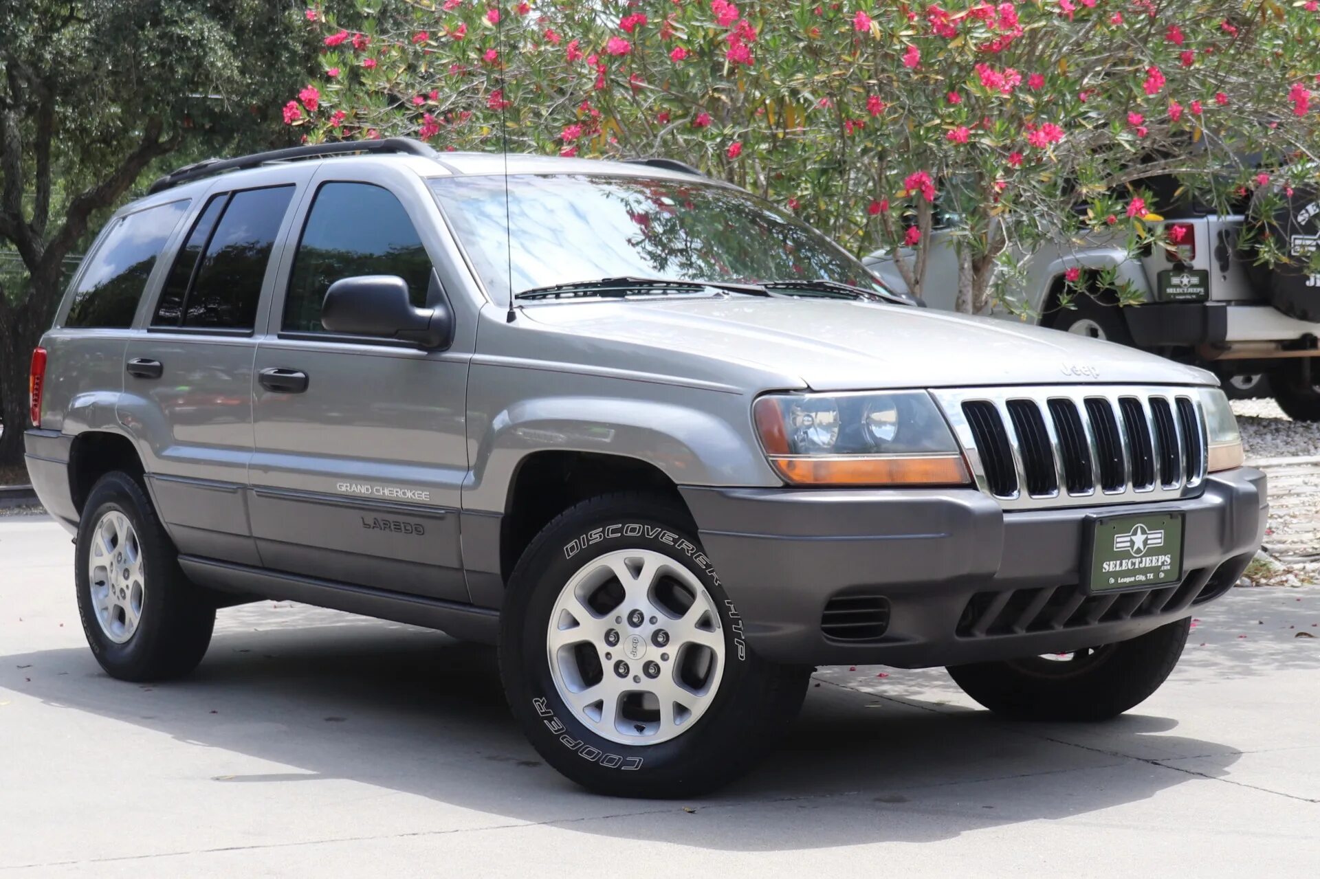 Джип гранд чероки wj купить. Jeep Grand Cherokee WJ 2001. Jeep Grand Cherokee Laredo. Jeep Grand Cherokee Laredo 2001. Jeep Grand Cherokee Laredo 2013.