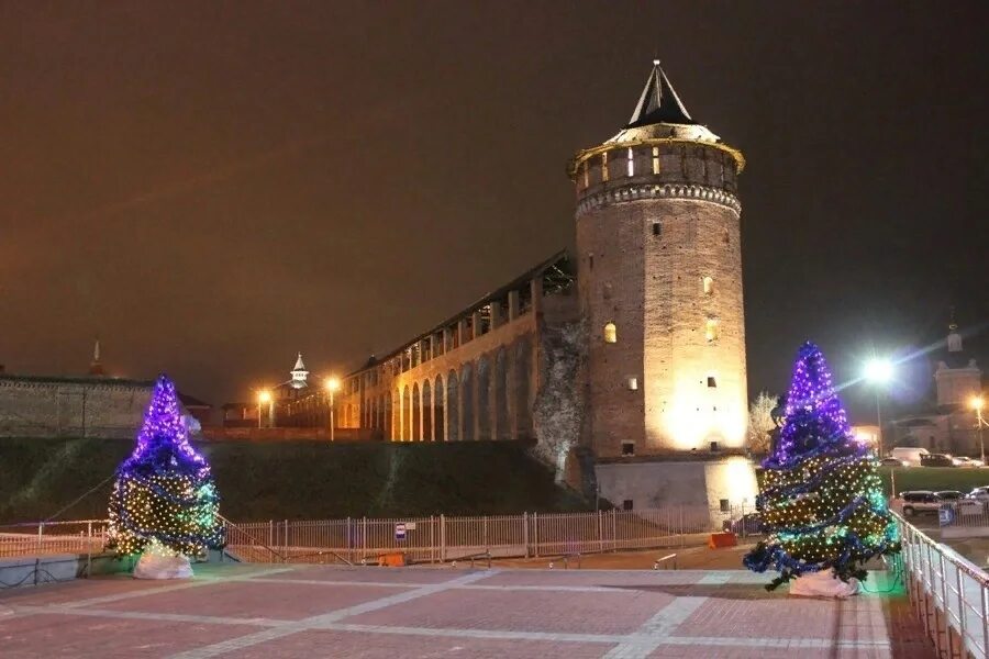 Новогодняя коломна 2022. Коломна куда сходить на новогодние праздники. Вечерняя коломна старый город. Житная площадь коломна зимой. Коломна новогодняя елка на площади.