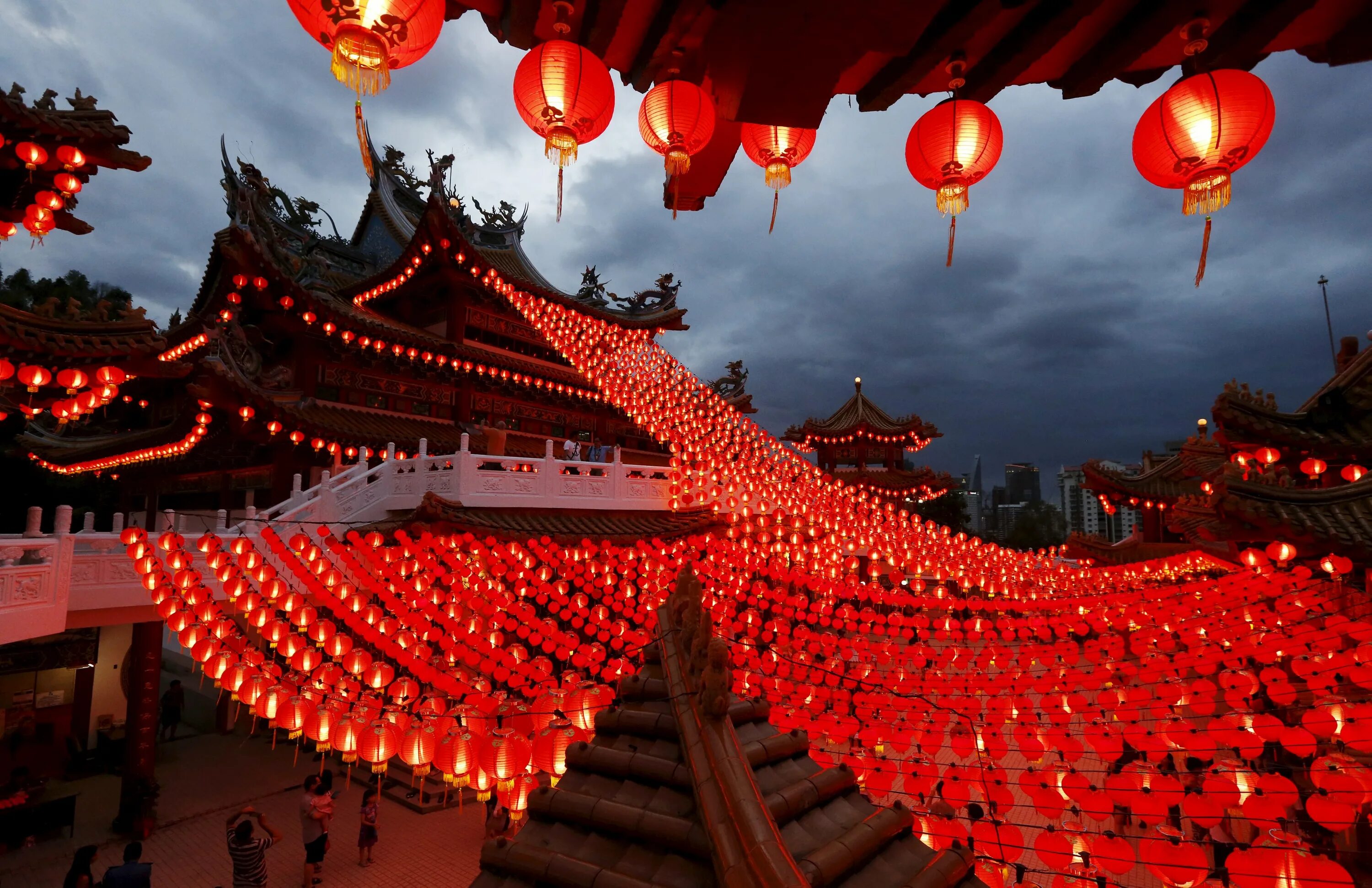 Праздник фонарей 2024 геншин персонажи. Куала Лумпур китайский храм. Праздник фонарей Юаньсяоцзе в Китае. Китайский новый год. Китайся новый год.