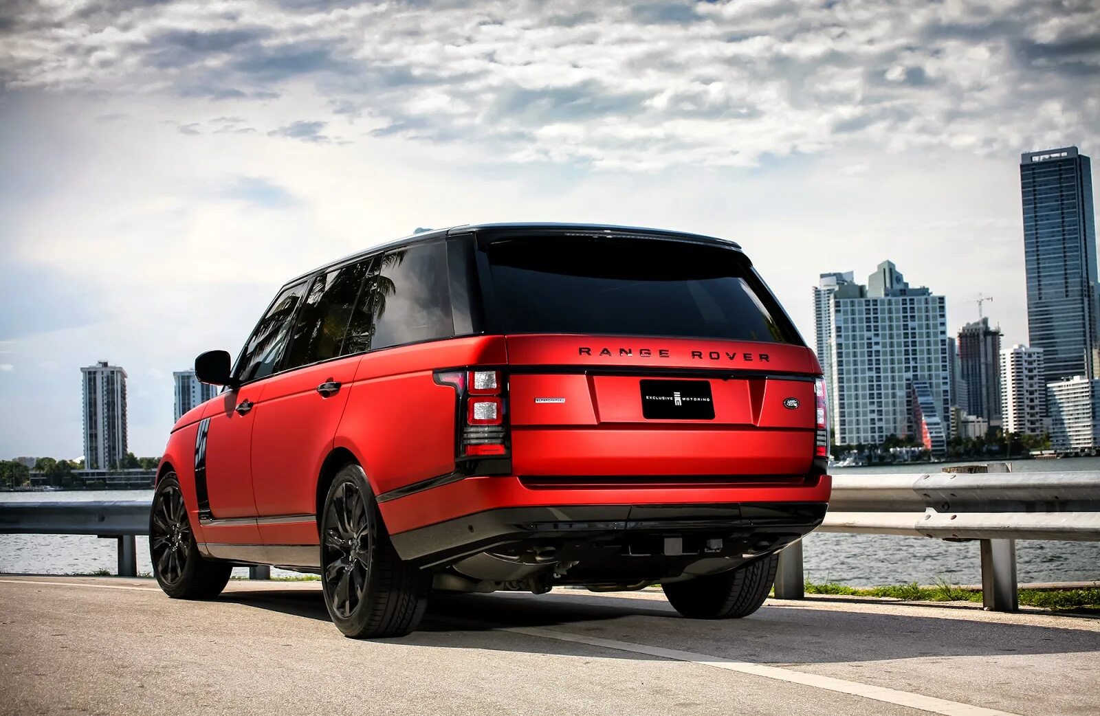 Range rover sport 2022. Land rover range rover evoque красный. Red range. Красный рендж ровер спорт с черной крышей. Range rover evoque red 2020.