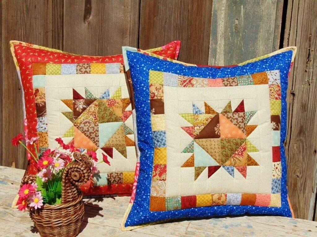Изделие в технике лоскутного шитья. Пэчворк подушки. Лоскутное шитье подушки. Подушка из Лоскутов.