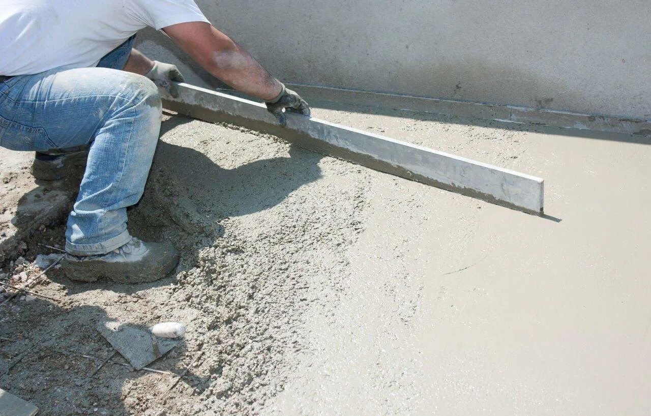 Бетона стяжки пола куб. Цементно-Песчаная стяжка пола. Цементно Песчаная стяжка стен. Тим 10 стяжка для пола. Выравниватель для бетона.