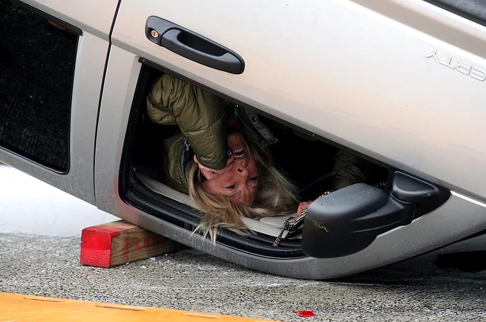 Car fails. Женщина в автомобиле смешные. Женщина на дороге приколы. Смешные ситуации. Девушки и автомобили смешные.