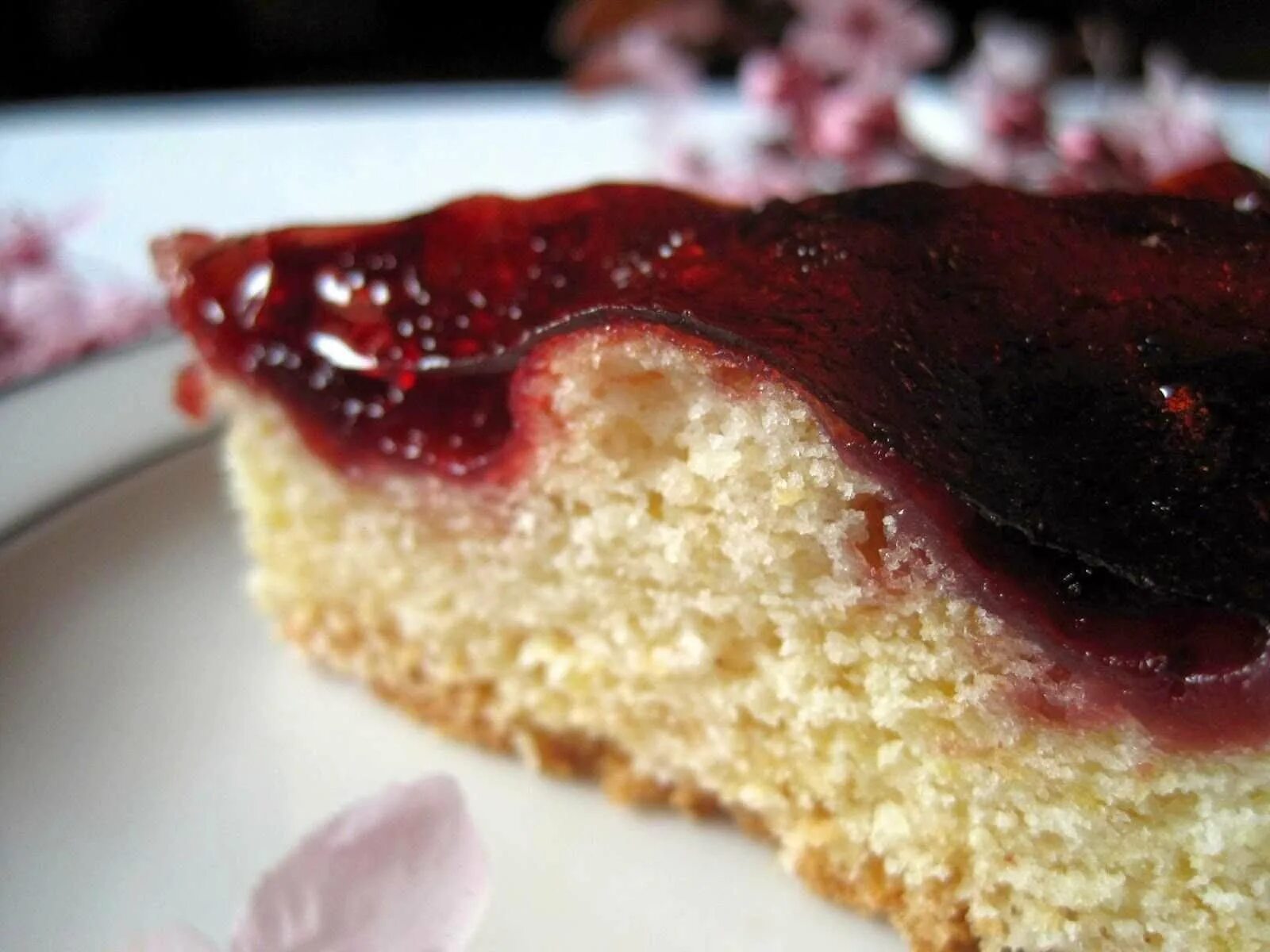 Сладкая начинка из варенья. Булка с вишней. Пироги со сладкой начинкой. Пирог на кефире с повидлом. Пирог с вишневым вареньем.