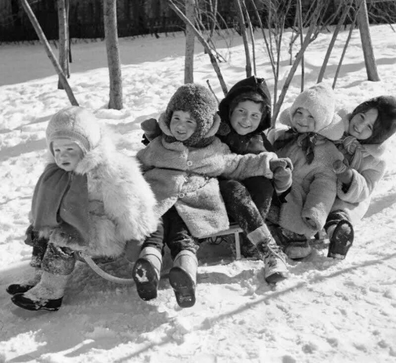 Советские дети катаются на санках. Советские дети зимой. Советские дети катаются с горки. Счастливое советское детство зима. На санках кататься будете