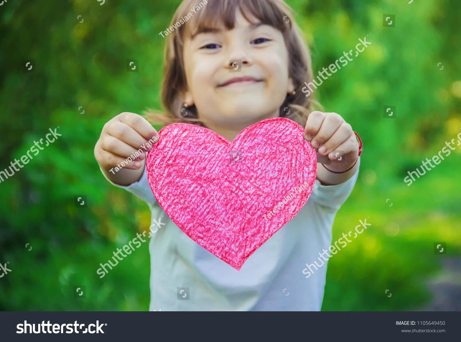 Руки показывают сердце. Девушка в сердце. Девочка делает сердечко. Девушка с сердечком из рук. Сердечко из рук детей.