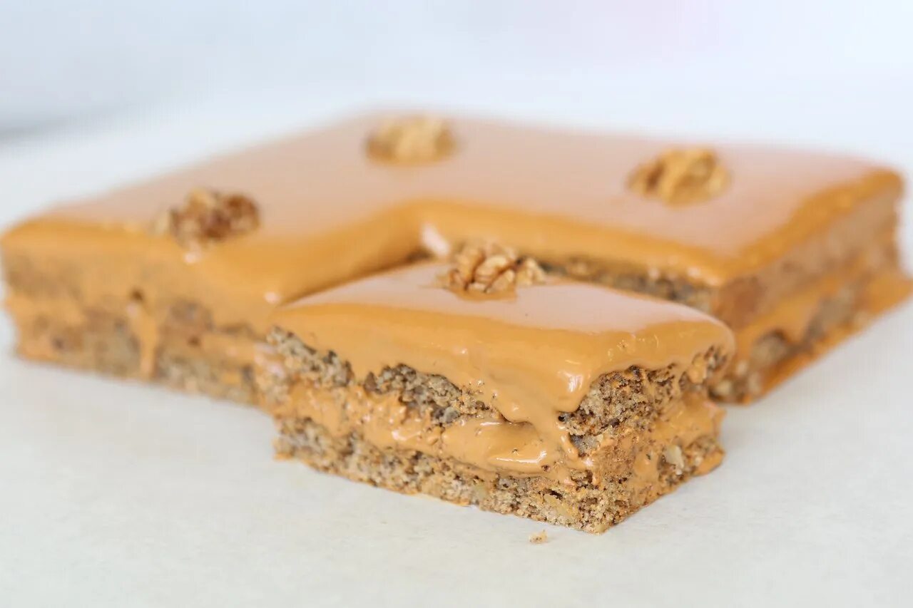 Бананово ореховый торт. Торт с вареной сгущенкой и грецкими орехами. Тортик с шущеннкой и арахис. Торт с вареной сгущенкой, фруктами и грецким орехом. Цукер-лейках (бисквитный торт с орехами).