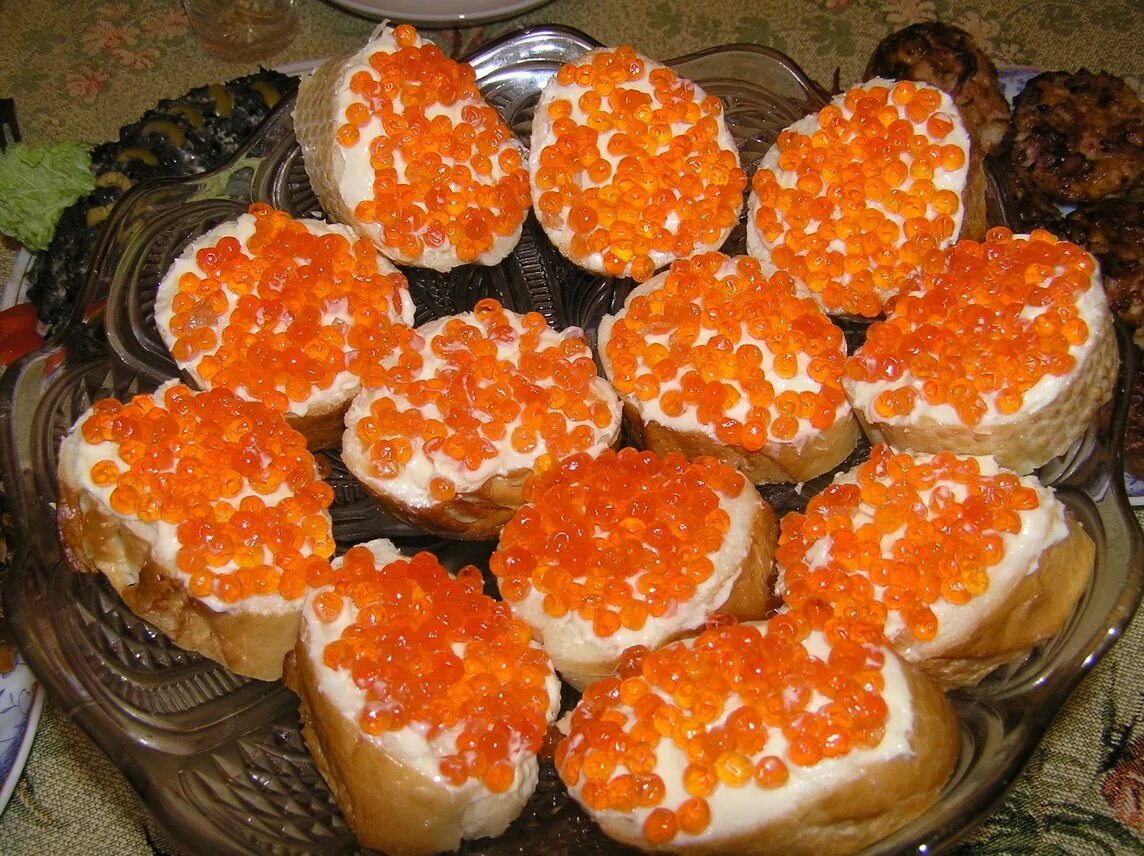 Как вкусно сделать бутерброды с икрой. Бутерброды с икрой. бутеры с икрой. бутики с икрой. бутики с красной икрой.