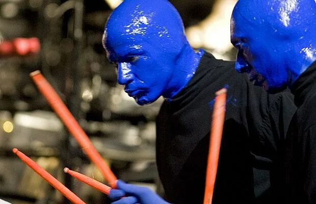 Сериал про синих пришельцев. Синие человечки фильм 2008. Blue man group солистка. Два синих работа. Человек для презентации.